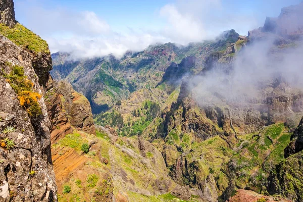 Passage de queue de randonnée - paysage de montagne volcanique coloré — Photo