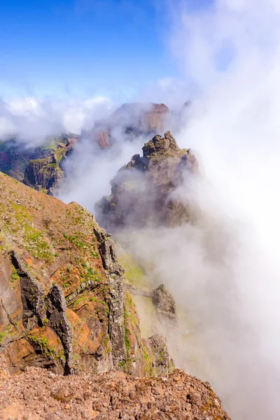 Vulkanische berglandschap wolk bedekte — Stockfoto