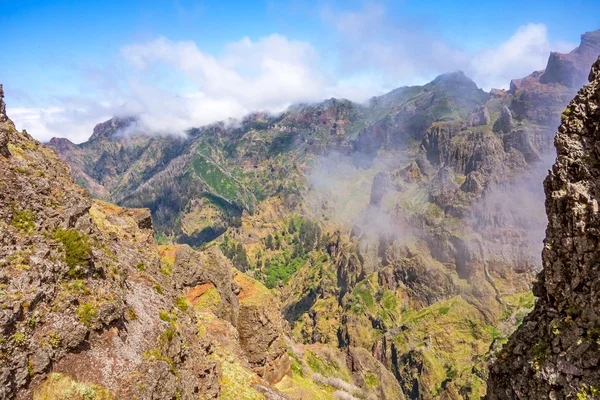 Passage de queue de randonnée - paysage de montagne volcanique coloré — Photo