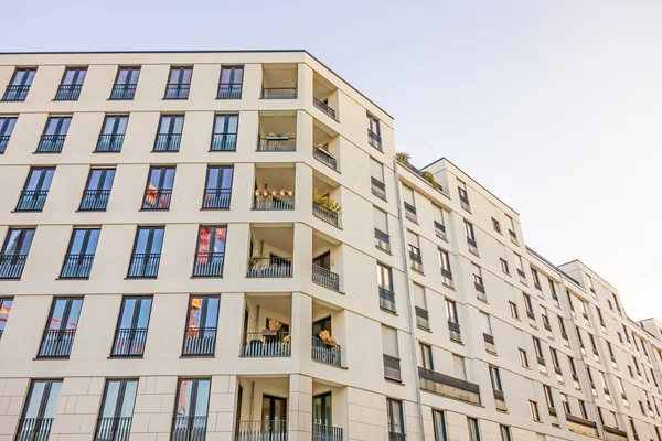 Apartamento fachada do edifício — Fotografia de Stock