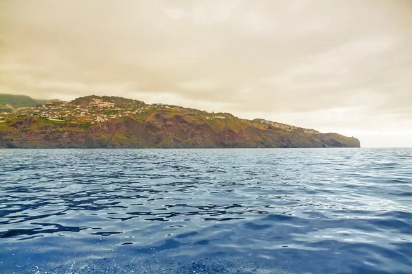 小镇 Canico，马德拉岛的悬崖上海岸 — 图库照片