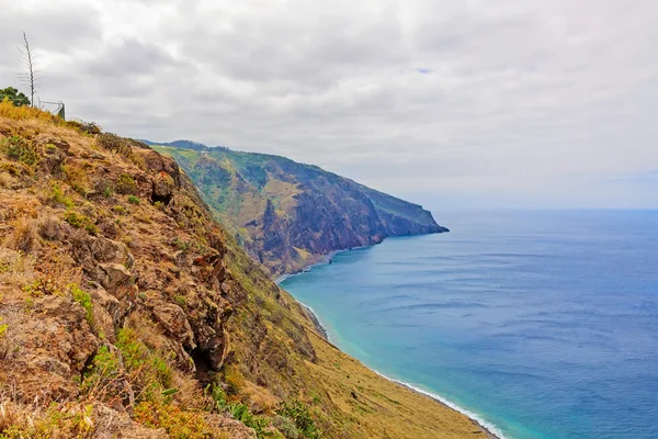 Madeira, ponta do pargo - lebhafte Steilküste — Stockfoto