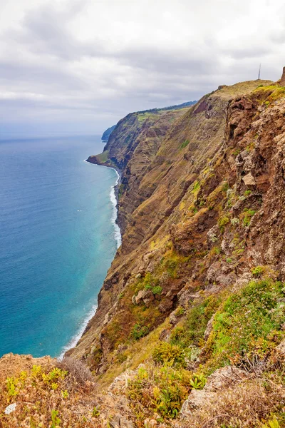 Madeira, Ponta do Pargo - оживленное побережье скалы — стоковое фото