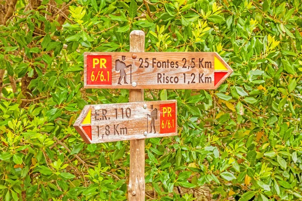 Beroemde wandeling trail genaamd 25 Fontes - wegwijzer tonen de weg — Stockfoto
