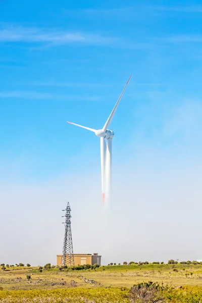 Turbiny wiatrowe w naturalny krajobraz zielony - niebieski niebo — Zdjęcie stockowe