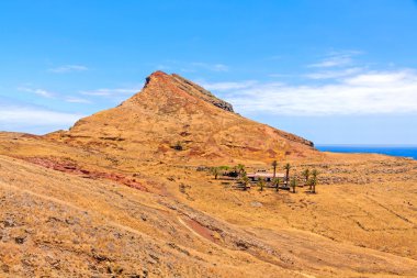 Madeira dağ manzarası - avuç içi ile çölde ahır