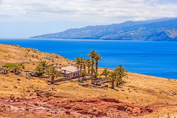 Rancho en el desierto con palmeras — Foto de Stock