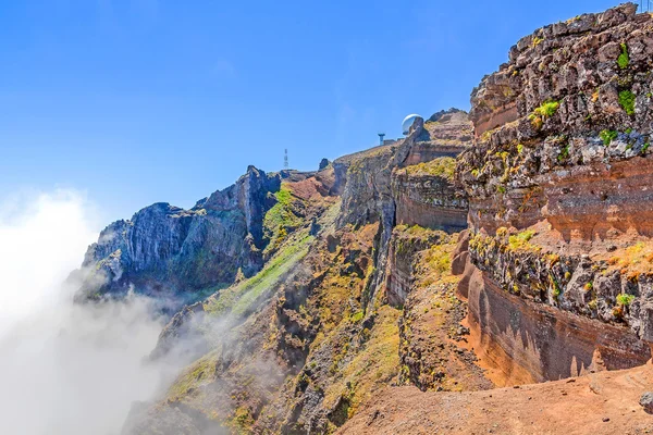 Pico Arieiro - radarové stanice - hornatá krajina — Stock fotografie