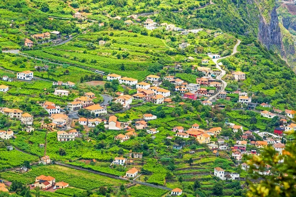 Madeira - typická krajina, zelené terasovité kopce — Stock fotografie