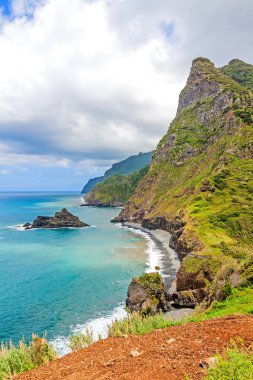 Dağlar ve okyanus, Boaventura, Madeira yakınındaki kuzey kıyısı