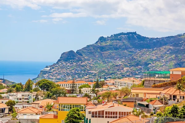 Funchal, Madeira - huizen met bergen op de achtergrond — Stockfoto