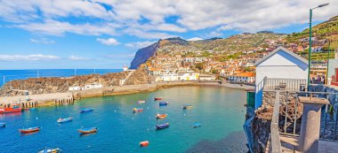 Camara de Lobos Panorama liman Madeira balıkçı tekneleri ile