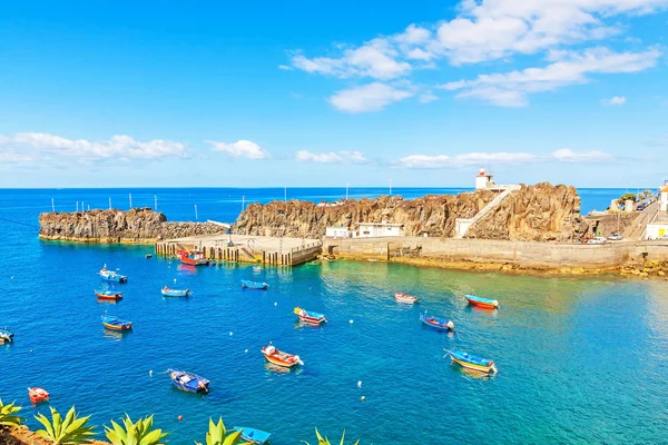 Hafen von camara de lobos, Madeira mit Fischerbooten — Stockfoto