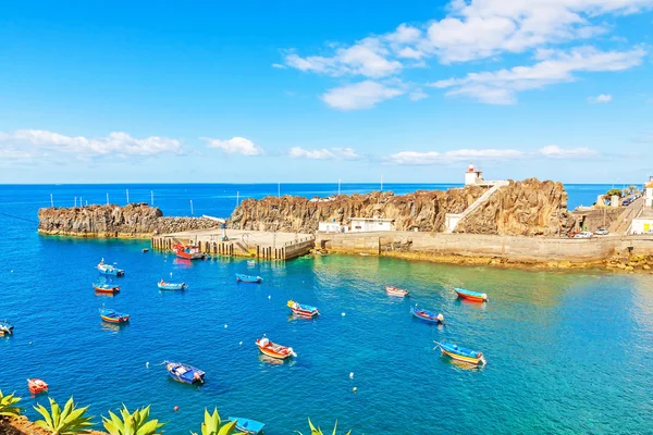 Hamnen i Câmara de Lobos, Madeira med fiskebåtar — Stockfoto