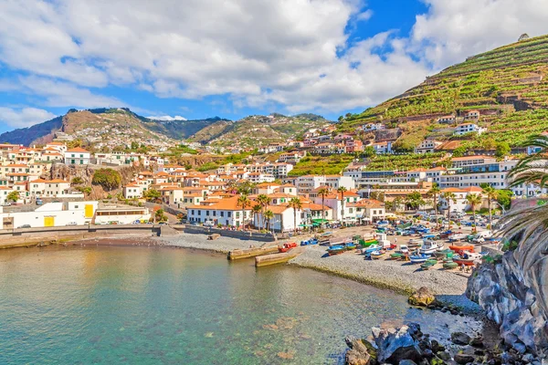 Hamnen i Câmara de Lobos, Madeira med fiskebåtar — Stockfoto