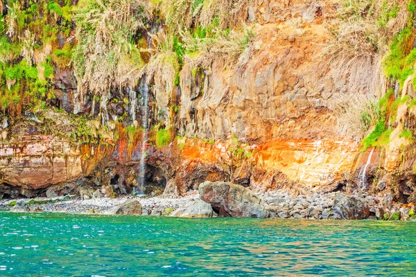 Costa rochosa colorida do penhasco da Madeira — Fotografia de Stock