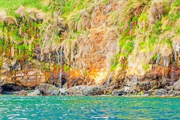 Kleurrijke rotsachtige klip zuidkust van Madeira — Stockfoto