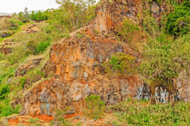 Renkli kayalık uçurum kıyılarında Madeira