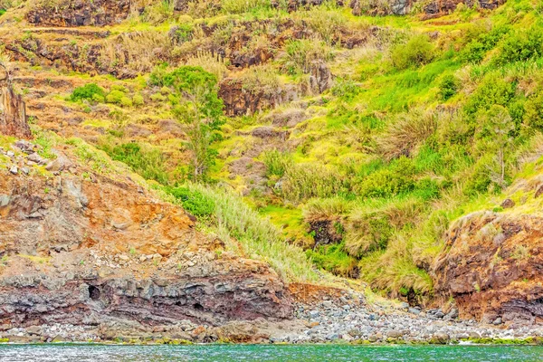 Kleurrijke rotsachtige klip zuidkust van Madeira — Stockfoto