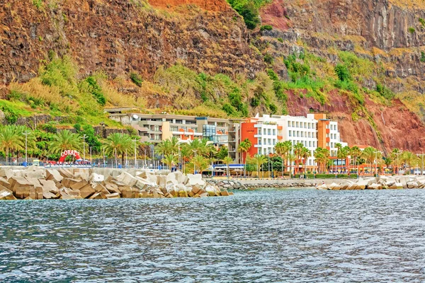 Calheta promenade med hotell och stranden — Stockfoto