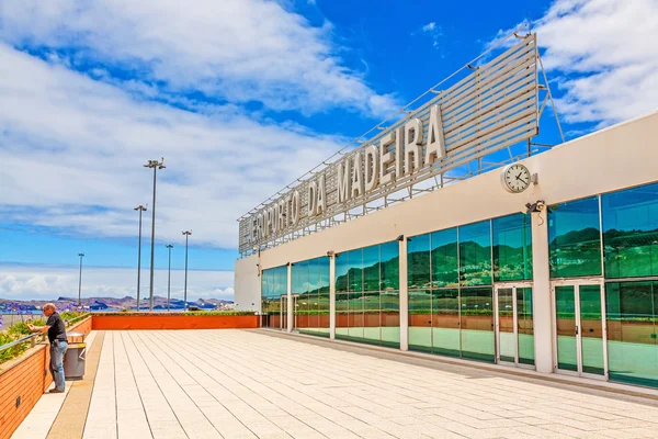 Lotnisko Madeira z napisem, widok zewnętrzny — Zdjęcie stockowe