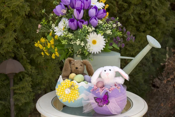 Arrangement de Pâques avec oeufs et lapins Photo De Stock