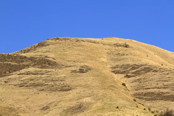 Riggins, Idaho yakınındaki mavi gökyüzü ile dağ
