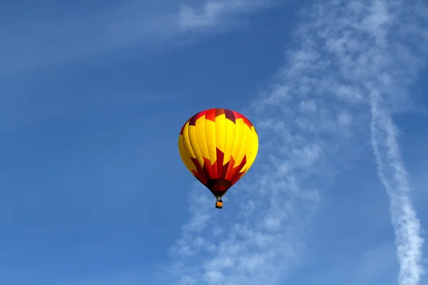 Jeden balon na gorące powietrze — Zdjęcie stockowe