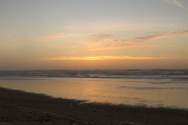 Beach günbatımı Oregon kıyılarında