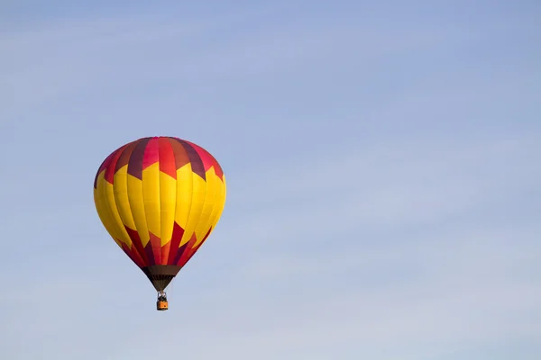 Renkli sıcak hava balonu — Stok fotoğraf