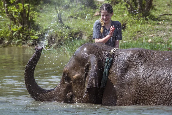 Młody turysta dziewczyna bawi się słoń w Nepalu — Zdjęcie stockowe