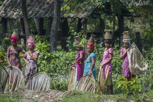 Tradycyjne etniczne kobiet w parku narodowym Bardiję, Nepal — Zdjęcie stockowe