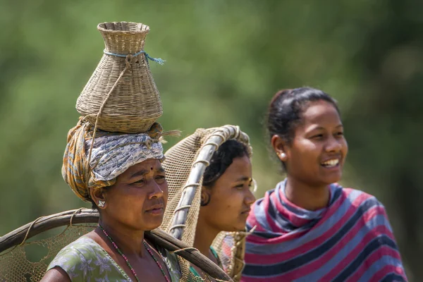 Donne etniche tradizionali nel parco nazionale della Bardia, Nepal — Foto Stock