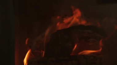 Doğal ısıtma için şöminede yanan kütükler. 