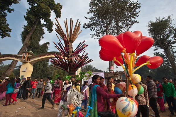 Globo vendedor ambulante durante el festival Maggy en Nepal — Foto de Stock