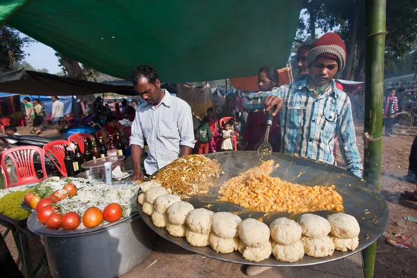 Przygotowanie potraw regionalnych w wesołym miasteczku w Nepalu — Zdjęcie stockowe