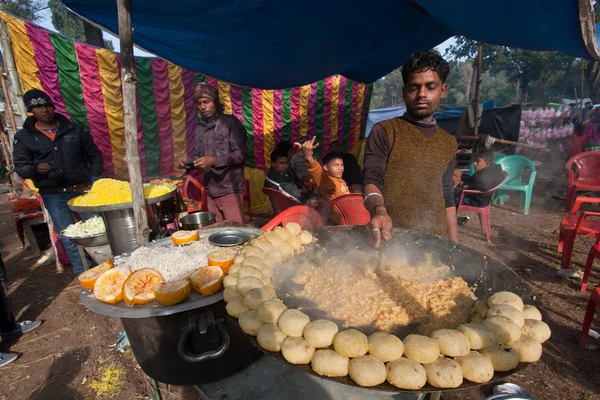 ネパールの見本市会場でローカル食糧を準備します。 — ストック写真