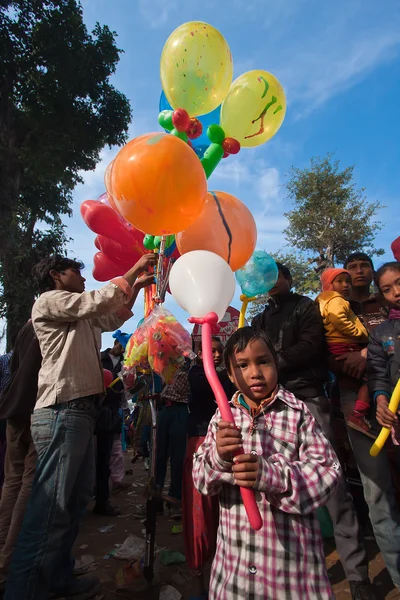 Globo vendedor ambulante durante el festival Maggy en Nepal — Foto de Stock