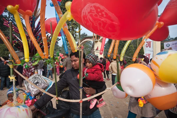 Père et enfant népalais achetant un ballon à la foire — Photo