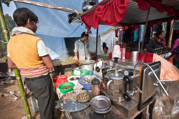 Nepalees straat verkoper met behulp van oude koffiezetapparaat tijdens maggy festival in bardia, nepal — Stockfoto