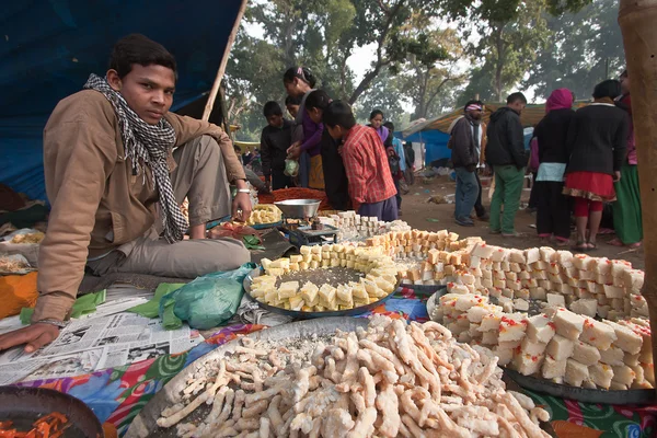 Ciasta i słodkie ulicy sprzedawcy w targach nepalski — Zdjęcie stockowe
