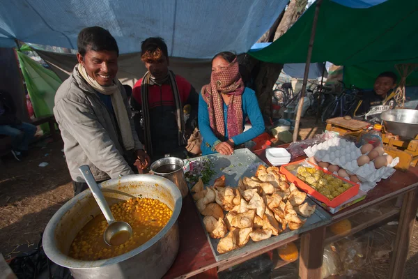 Street seller cooking in nepali fair — Stock Photo, Image