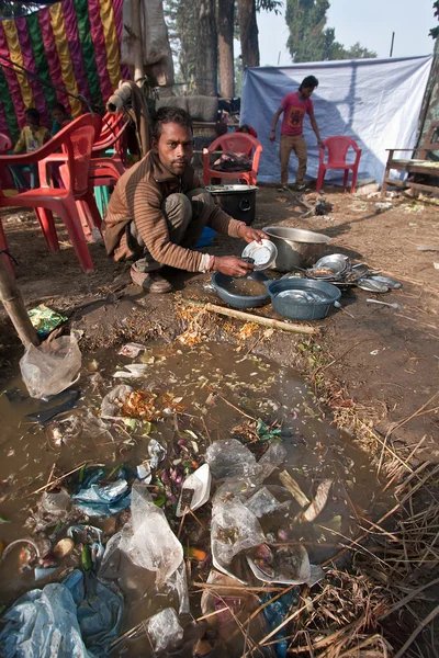 在尼泊尔公平洗盘子的人 — 图库照片