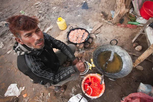 Homem nepalês cozinha doces durante feira do festival Maggy, em Bardia, Nepal — Fotografia de Stock