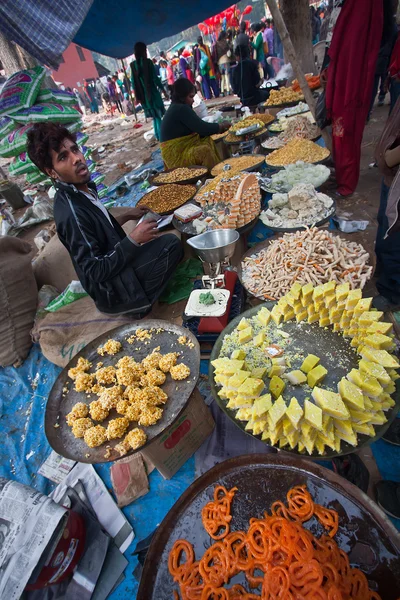 烹饪在尼泊尔公平的街头小贩 — 图库照片