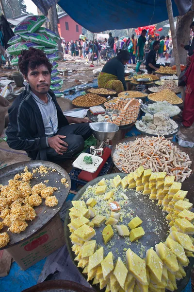 Street seller cooking in nepali fair — Stock Photo, Image