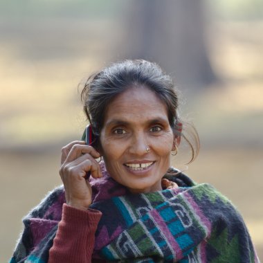 Nepal cep tel ile bahseden Taru etnik kadın