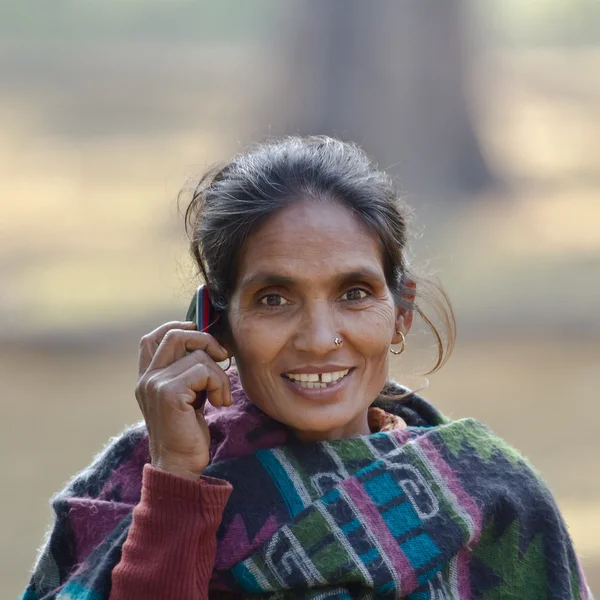 Mujer étnica Taru hablando con teléfono móvil en Nepal — Foto de Stock