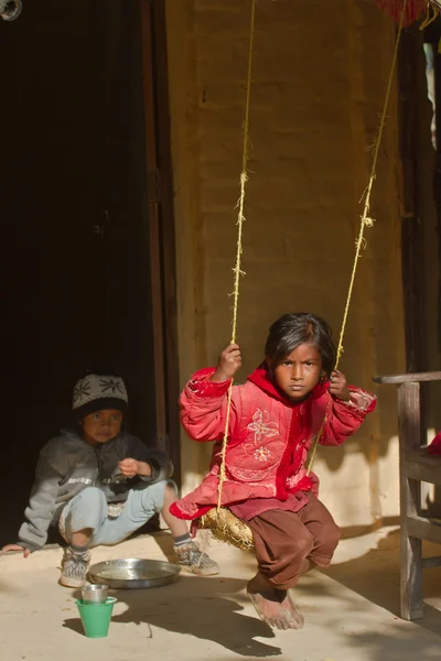 Anak-anak bermain di Bardia, Nepal — Stok Foto