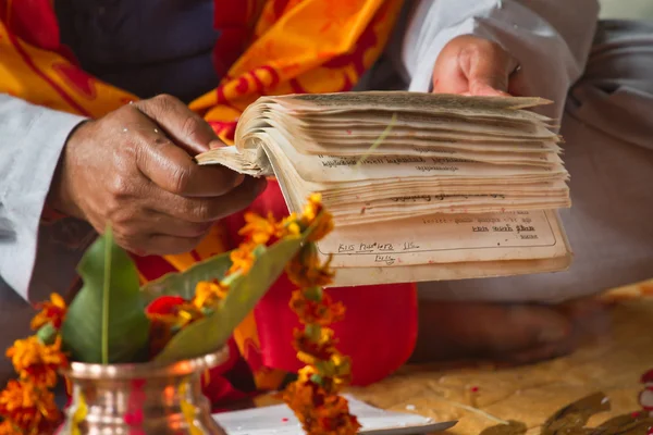 Brahman lendo mantra hindu no Nepal — Fotografia de Stock